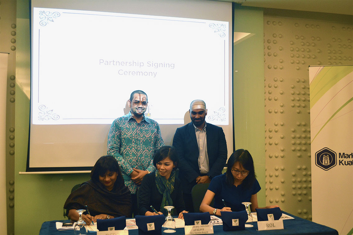 KLEFF partnership signing by Ms Gayathri Velayutham of RSPO, Ms Yasmin Rasyid of KLEFF and Ms Fong Chuen Far of ROL, observed by Mr Don Nazwim of KLMCC and Datuk R. Rajasekharan of Selangor Indian Chambers of Commerce.