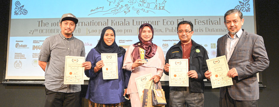 Norhaffizah Razak (centre), posing with her award.